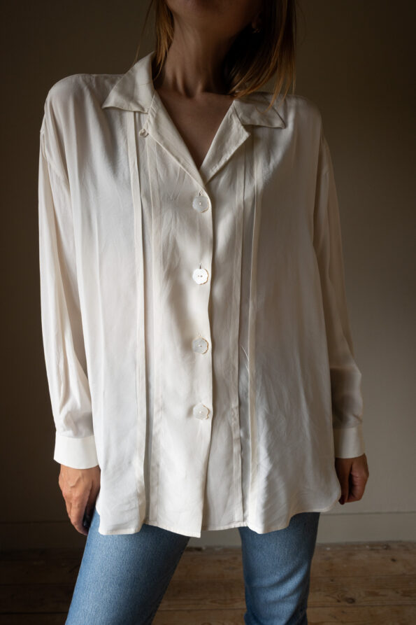 The floaty silk blouse with flower buttons - Size up to L - Image 3