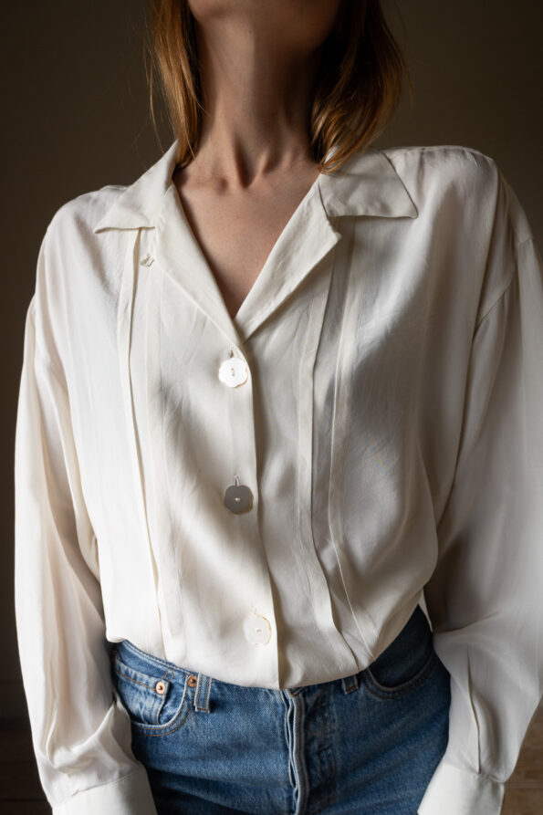 The floaty silk blouse with flower buttons - Size up to L - Image 5