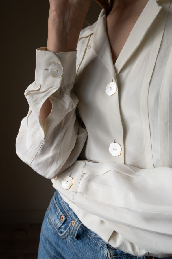 The floaty silk blouse with flower buttons - Size up to L - Image 4