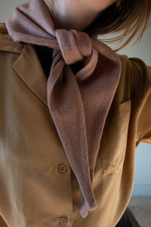 The 100% wool pointy small scarf - Image 2