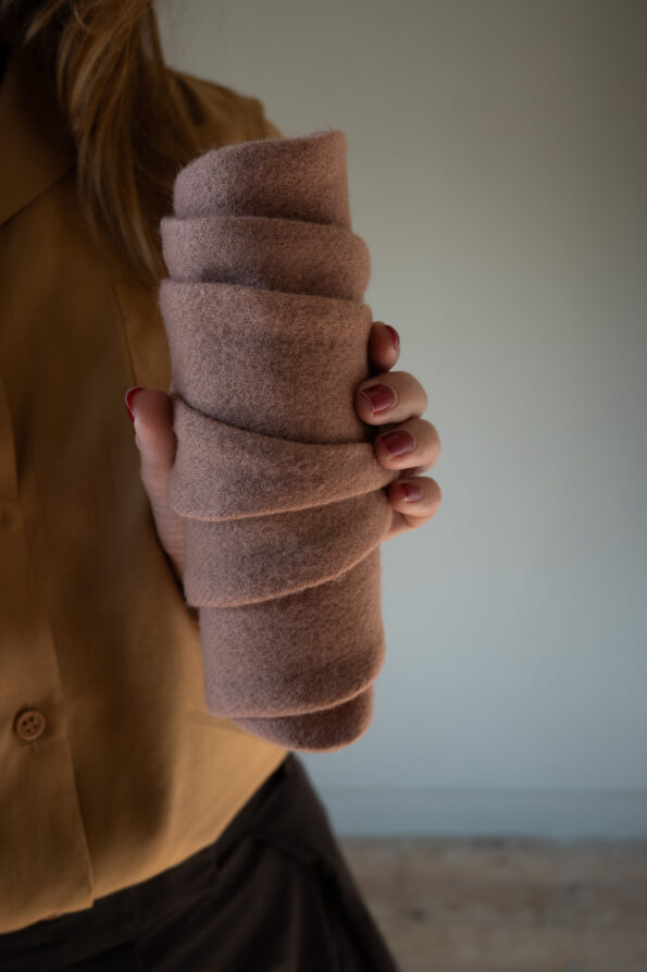 The 100% wool pointy small scarf - Image 3