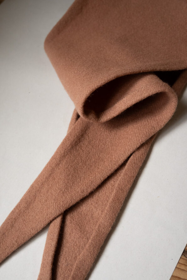 The 100% wool pointy small scarf